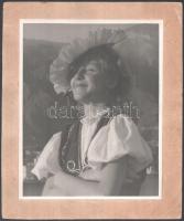 5 db népviseletes (erdélyi) kislányt ábrázoló művészi fotó cca 1940 24x19 cm Kartonra kasírozva