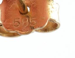 14K Arany (Au) és tenyésztett gyöngy medál és fülbevalópár szett. Jelzett, bruttó: 3,6 g