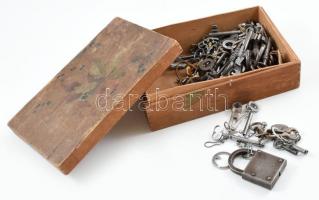 Régi fa doboz vegyes kulcsokkal, közte egy lakat is, 23,5x15x7,5 cm