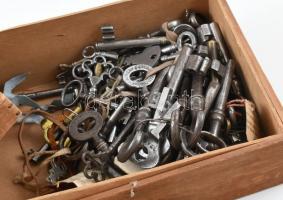 Régi fa doboz vegyes kulcsokkal, közte egy lakat is, 23,5x15x7,5 cm