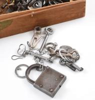 Régi fa doboz vegyes kulcsokkal, közte egy lakat is, 23,5x15x7,5 cm