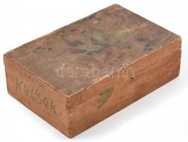 Régi fa doboz vegyes kulcsokkal, közte egy lakat is, 23,5x15x7,5 cm