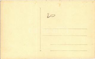 Magas rangú katonatisztek kitüntetésekkel egy ünnepség közben / High ranking military officers with ...