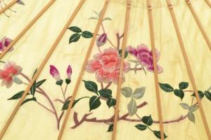 Hímzett selyem napernyő nád fogantyúval, kisebb sérülésekkel a selyem ernyőn, kopásnyomokkal, d: 76 ...