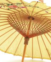 Hímzett selyem napernyő nád fogantyúval, kisebb sérülésekkel a selyem ernyőn, kopásnyomokkal, d: 76 ...