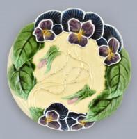 Körmöcbányai virágos fajansz dísztányér, jelzett, kopásnyomokkal, lepattanásokkal, mázrepedésekkel, d: 26 cm