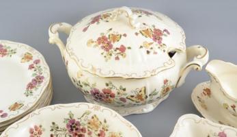 Zsolnay pillangó mintás hat személyes étkészlet, kiegészítőkkel. Kézzel festett, jelzett, hibátlan