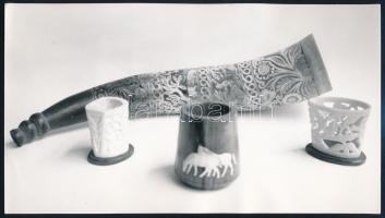 Csák Miklós (1933-2013): Népművészeti faragott csont és fa tárgyak. Jelzetlen fotó, 24x13 cm