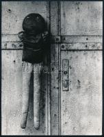 Csák Miklós (1933-2013): Bábu ajtóra akasztva. Jelzetlen fotó, 24x18 cm
