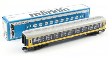 Märklin H0 vasútmodell, hálókocsi, cikkszám: 4120. Újszerű állapotban, eredeti dobozában, h: 25 cm / Märklin H0 No. 4120 model train, sleeper, in original box