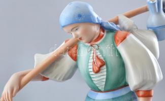 Zsolnay Vízhordó nő, kézzel festett porcelán, jelzett, kopásnyomokkal, terv: Sinkó, m: 33 cm
