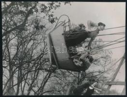 cca 1957 Hintázók - a Hűvösvölgyi Nagyréten. Fotó jó állapotban 24x18 cm