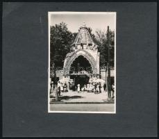 1960 A budapesti Állatkert bejáratánál fotó 12x9 cm kartonon
