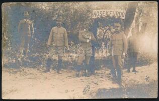 1914 Magyar katonák Buziáson Erdélyben a Nosek fürdőnél. Kartonra ragasztott fotó 14x9 cm
