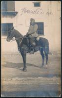1916 A M. kir. Honvédtábori ágyúsezred 3. ütegének zászlósa Bandi lován Krakkóban. Fotólap elküldve. 9x14 cm