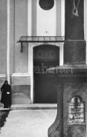 Csák Miklós (1933-2013): Kőkereszt a templom előtt. Jelzetlen, nagyméretű fotó, 39,5x25,5 cm