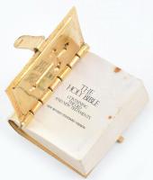 Mini dísz Biblia, angol nyelven, fémborítással. 3,5x3cm