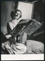 cca 1960-1970 Színésznő/modell magazint olvas, hátoldalán pecséttel jelzett fotó (MTI Foto Főosztály, Tormai Andor felvétele), 18x13 cm