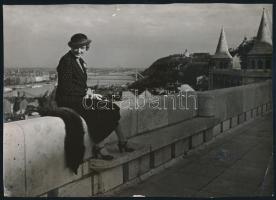 cca 1960 Bp., Elegáns fiatal hölgy rókaprémmel a Halászbástyánál a Budai Várban, fotó, apró szakadással, néhány kisebb törésnyommal, 23x16,5 cm
