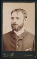 1888 Fiatal férfi portréja, keményhátú fotó Veress Ferenc (1832-1916) kolozsvári műterméből, vizitkártya, 10,5x6,5 cm