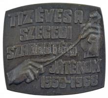 1968. Tíz éves a Szegedi Szabadtéri Játékok 1959-1968 egyoldalas fém plakett, hátoldalán 2db kialakított mélyedéssel (72x80mm) T:1-