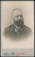 cca 1900 Szemüveges úr portréja, keményhátú fotó Strelisky budapesti műterméből, vizitkártya, jó állapotban, 10,5x6,5 cm