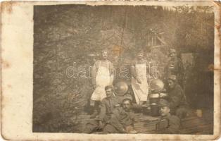 1917 Osztrák-magyar katonák csoportja, tábori konyha / Austro-Hungarian K.u.K. military, group of soldiers, field kitchen. photo + "Batterie 2. des k.u.k. schweren Feldartillerieregiments No. 34." (szakadás / tear)