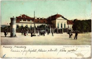 1902 Pozsony, Pressburg, Bratislava; Grassalkovich tér, Frigyes főherceg palota, hirdetőoszlop reklámokkal. Heliocolorkarte von Ottmar Zieher / square, royal palace, advertising column with advertisements (fa)