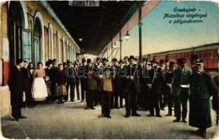 1914 Érsekújvár, Nové Zámky; Muzsikus cigányok a pályaudvaron, vasútállomás / Bahnhof / gypsy music band at the railway station (kopott sarkak / worn corners)