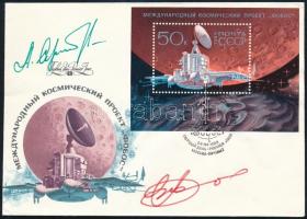 Alekszandr Viktorenko (1947- ) és Alekszandr Szerebrov (1944-2013) szovjet űrhajósok aláírásai emlékborítékon / Signatures of Aleksandr Viktorenko (1947- ) and Aleksandr Serebrov (1944-2013) Soviet astronauts on envelope