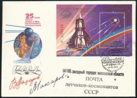 Vaszilij Lazarjev (1928-1990) és Oleg Makarov (1933-2003) szovjet űrhajósok aláírásai emlékborítékon / Signatures of Vasiliy Lazaryev (1928-1990) and Oleg Makarov (1933-2003) Soviet astronauts on envelope