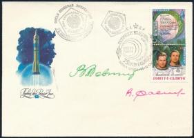 Vlagyimir Kovaljonok (1942- ), Viktor Szavinih (1940- ) szovjet űrhajósok aláírásai emlékborítékon / Signatures of Vladimir Kovalyonok (1942- ), Viktor Savinykh (1940- ) Soviet astronauts on envelope