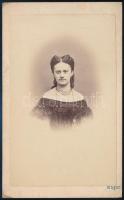 cca 1860-1870 Fiatal hölgy portréja, keményhátú fotó Mager Ottó komáromi (Comorn) műterméből, vizitkártya, 10,5x6,5 cm