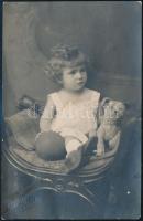 1924 Kislány játékkutyával és labdával, hidegpecséttel jelzett fotólap Fanto kecskeméti műterméből (megírt, futott), 13,5x8,5 cm