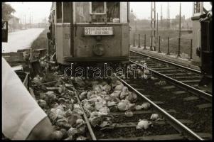 Villamossínen történt balesetről készült felvételek, 4 db vintage negatív, 35x24 mm