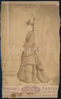 cca 1872 Elegáns fiatal hölgy, keményhátú fotó Strelisky pesti műterméből, szélein körbevágott, törésnyommal, alul kisebb foltokkal, 16x10