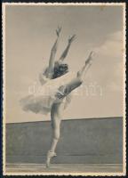 cca 1940 Magyar Ági balett-táncos Nádassy Nestor Károly pecséttel jelzett fotója 13x18 cm