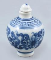 Kuangxi kék-fehér mintás kínai porcelán illatszeres palack, kézzel festett, kis kopásnyomokkal, jelzett, m: 7 cm