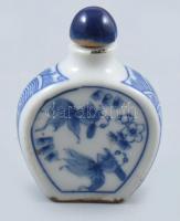 Kuangxi kék-fehér mintás kínai porcelán illatszeres palack, kézzel festett, kis kopásnyomokkal, jelzett, m: 6 cm