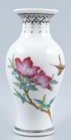 Famille Rose kézzel festett porcelán váza, jelzett, hibátlan, m: 10,5 cm