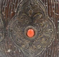 Antik tibeti dísztárgy, fa, fém rátéttel, piros kőberakással, m: 39 cm