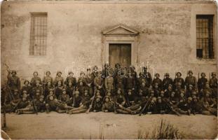 1918 Első világháborús osztrák-magyar rohamsisakos osztag, katonák csoportképe / WWI K.u.k. military, soldiers group photo (EK)