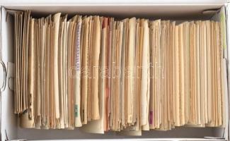 Kb 740 db régi külföldi városképes lap cipős dobozban. Érdekes vegyes anyag!!