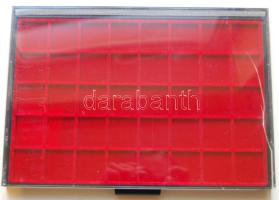 KABE használt éremtartó tálca, 40 férőhellyel, 31x31mm, kissé sérült