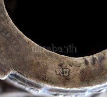 Adler fapipa, faragott fa, pipakosarán ezüstmontírozással, pipa testén a Vérszerződés jelenete jelze...