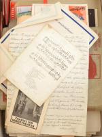 Nagy doboznyi vegyes papírrégiség tétel. Rendkívül változatos: reklámok, nyomtatványok, régi levelek...