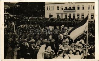 1938 Ipolyság, Sahy; bevonulás a lengyel szálloda előtt / entry of the Hungarian troops + "1938 AZ ELSŐ VISSZATÉRT MAGYAR VÁROS" So. Stpl