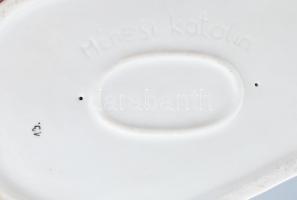 Ménesi Katalin: Furulyázó paraszt. Zsolnay vizsgadarab. Kézzel festett porcelán, jelzett, Zsolnay je...