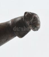 Jelzés nélkül: Fiatal reneszánsz fiú. Spiáter, márvány talapzaton. Ujja sérült. M: 31 cm