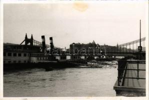 1944 Budapest, Erzsébet híd és királyi vár a háttérben, Sanitätsschiff Szent Gellért (kórházhajó). photo (fl)